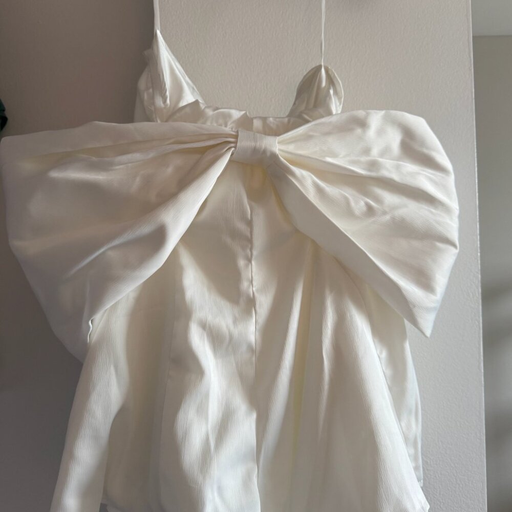 White romper with statement bow - image 2